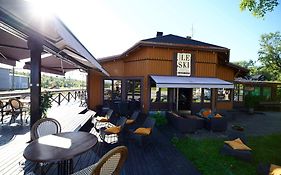 Le Ski Lodge & Steakhouse